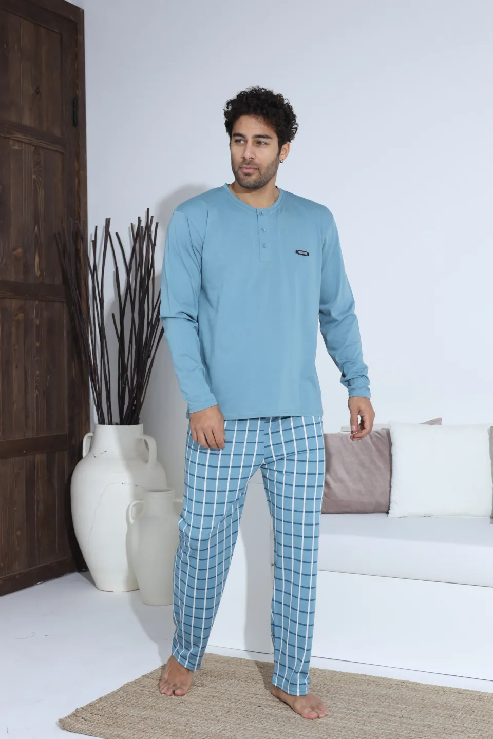 Pijamale bărbați albastru – bluză cu nasturi și detaliu metalic, pantaloni lungi în carouri, 100% bumbac