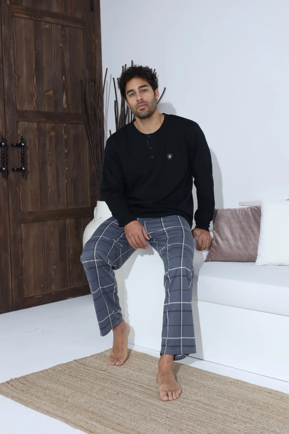 Pijamale bărbați – bluză neagră cu nasturi și ecuson, pantaloni gri în carouri, 100% bumbac