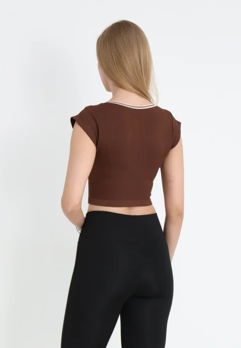 Crop tricou damă cu mânecă scurtă – maro