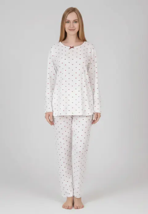 Pijama damă albă cu inimioare roșii, bluză cu mânecă lungă și fundiță