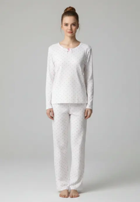 Pijama damă albă cu punctulețe roz, bluză cu mânecă lungă și fundiță